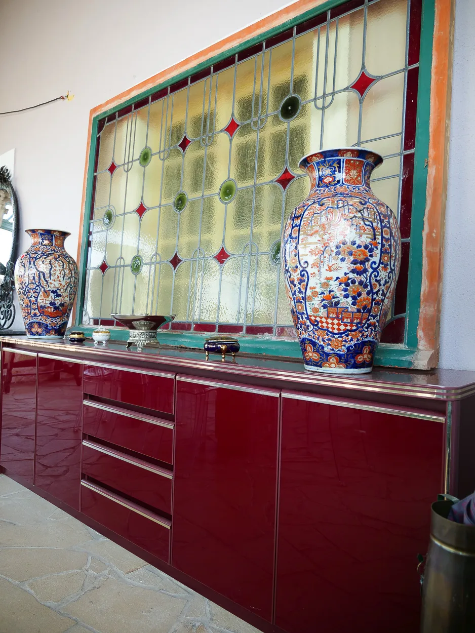Vases Imari et arts d'Asie devant un vitrail