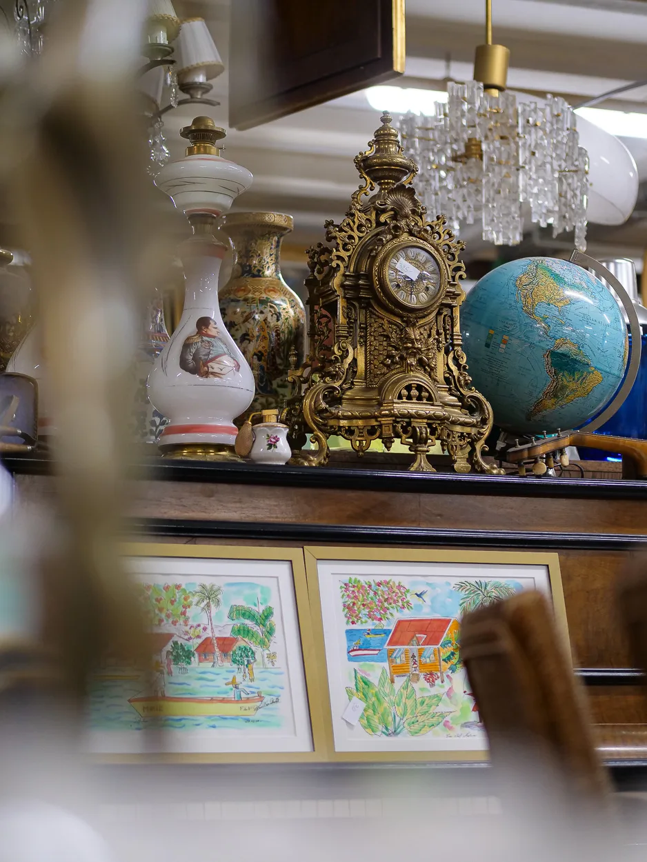 Cartel en bronze doré et globe terrestre ancien