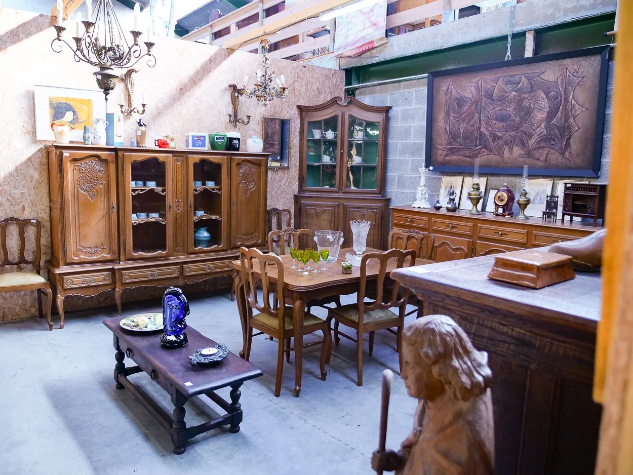 Coin salon avec bibliothèques en chêne, table et tableau ancien