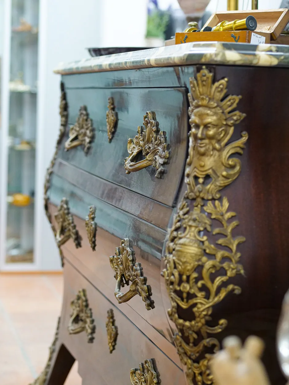 Commode bombée Louis XV, bronzes dorés à mascarons et plateau marbre
