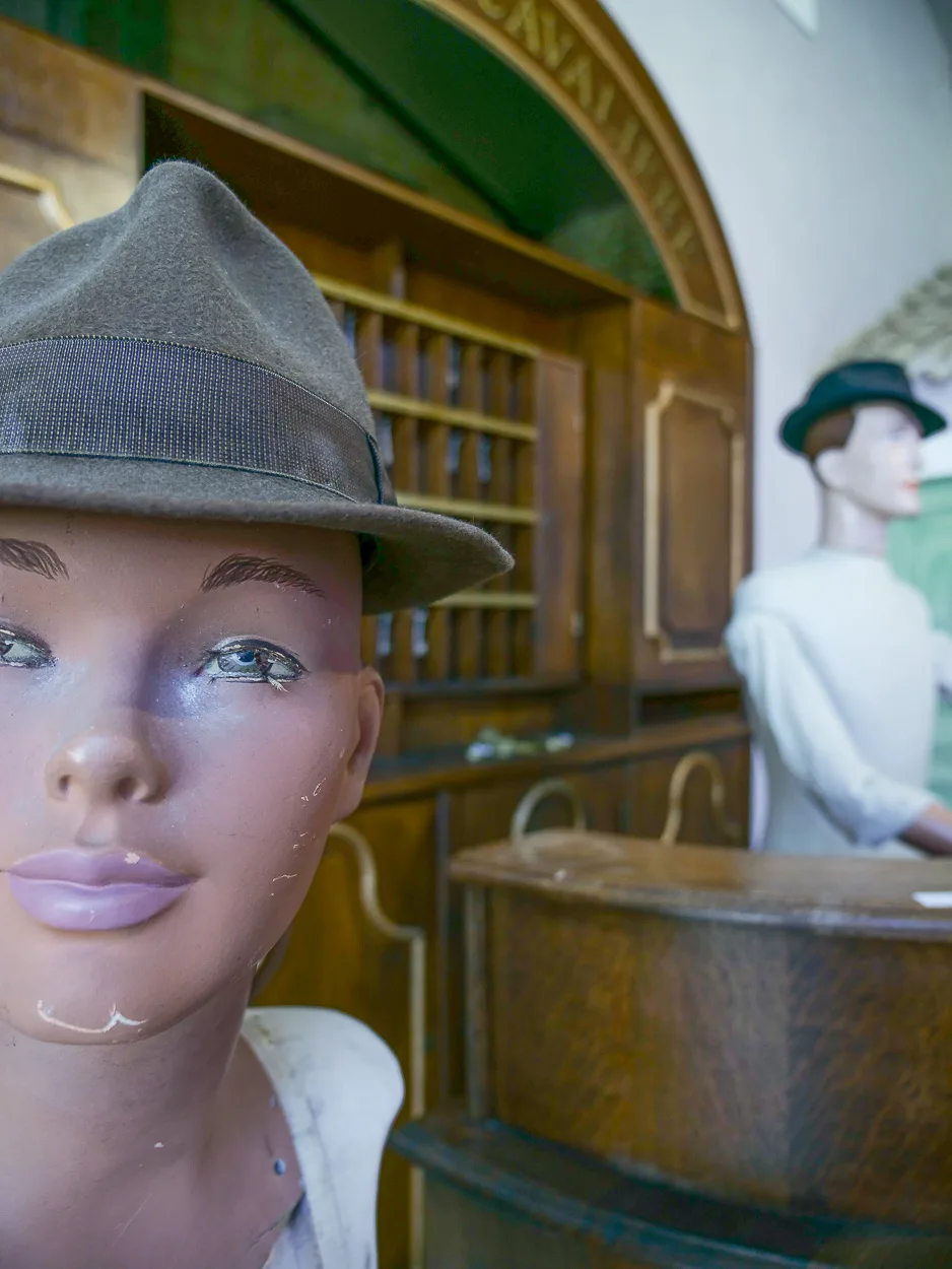 Mannequin vintage et objets de curiosité