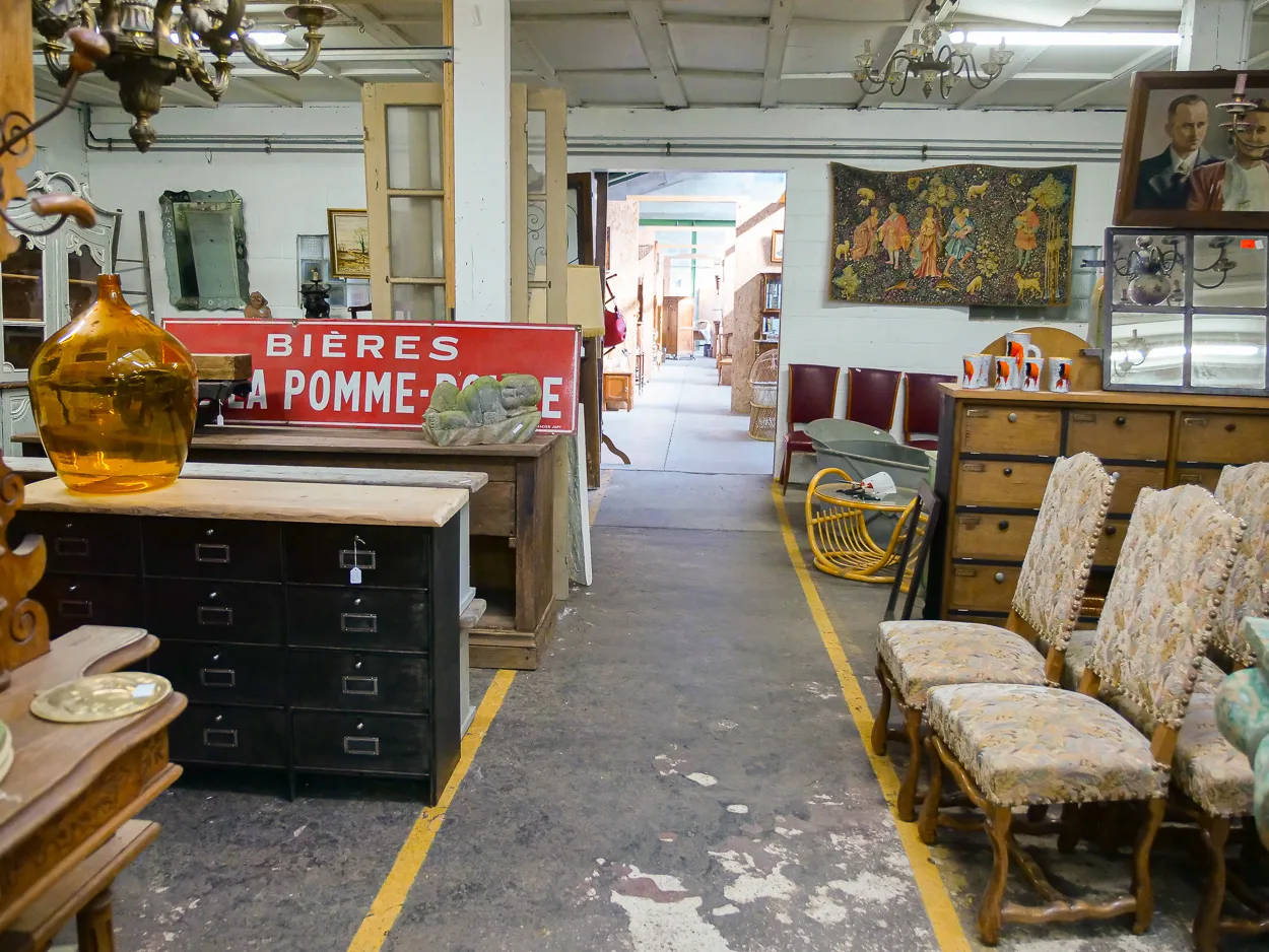 Allée du dépôt avec plaque émaillée, chaises Os de mouton et tapisserie