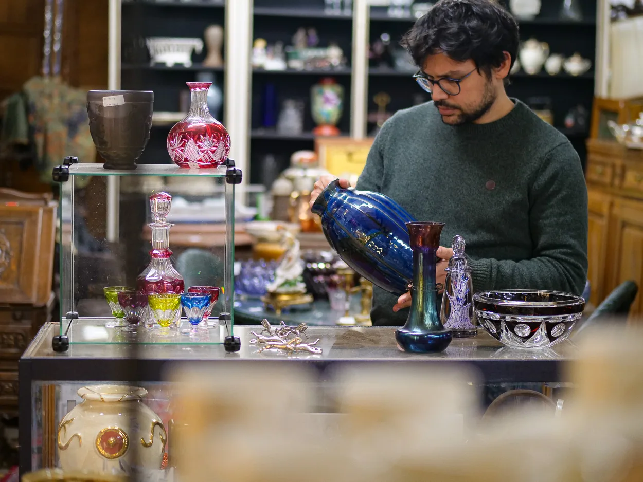 Membre de l'équipe rangeant la vitrine de cristaux colorés