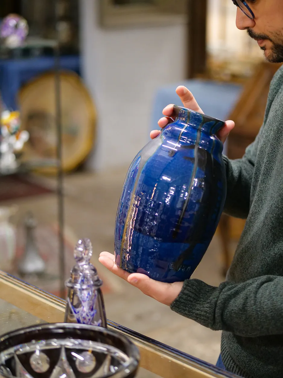 Examen d'un vase en céramique bleue pour estimation
