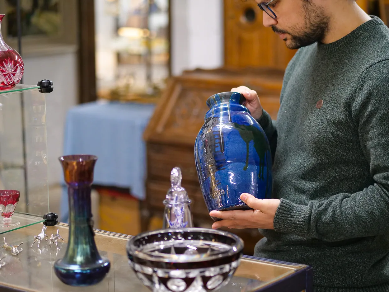 Expertise d'un vase bleu au comptoir des cristaux