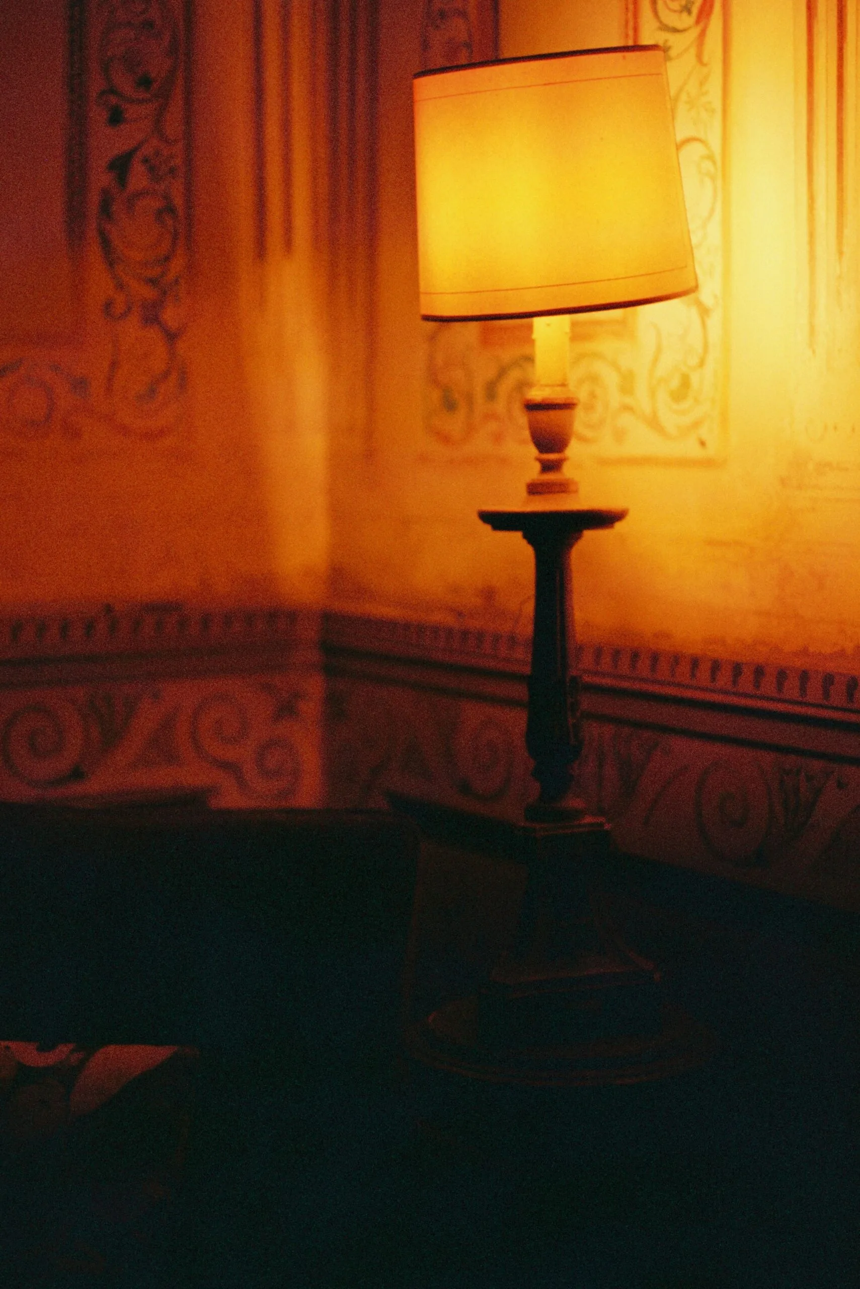 Lampe ancienne à la lumière douce posée dans un coin d'intérieur rétro orné