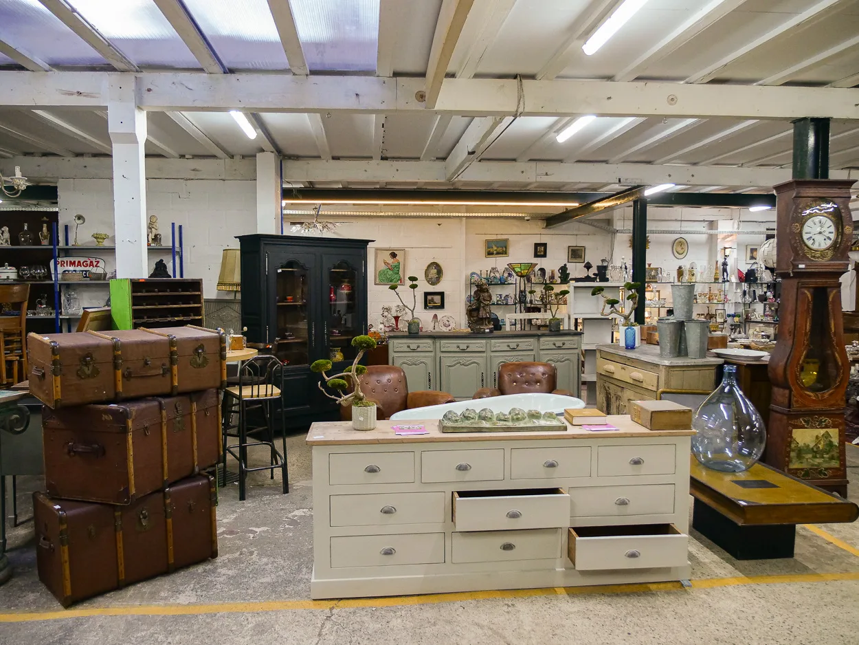 Malles anciennes en cuir, meuble à tiroirs et horloge comtoise