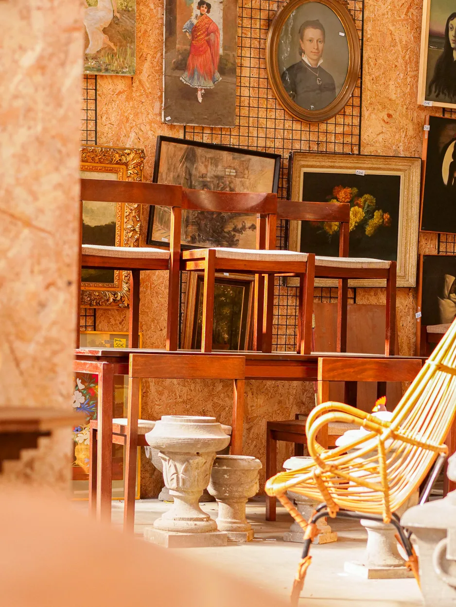 Mur de tableaux anciens et portraits encadrés