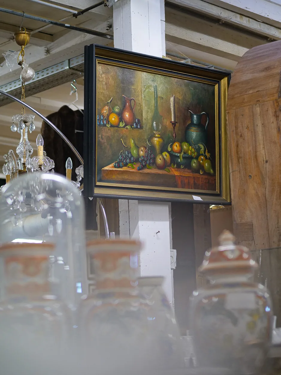 Nature morte sous un lustre en cristal