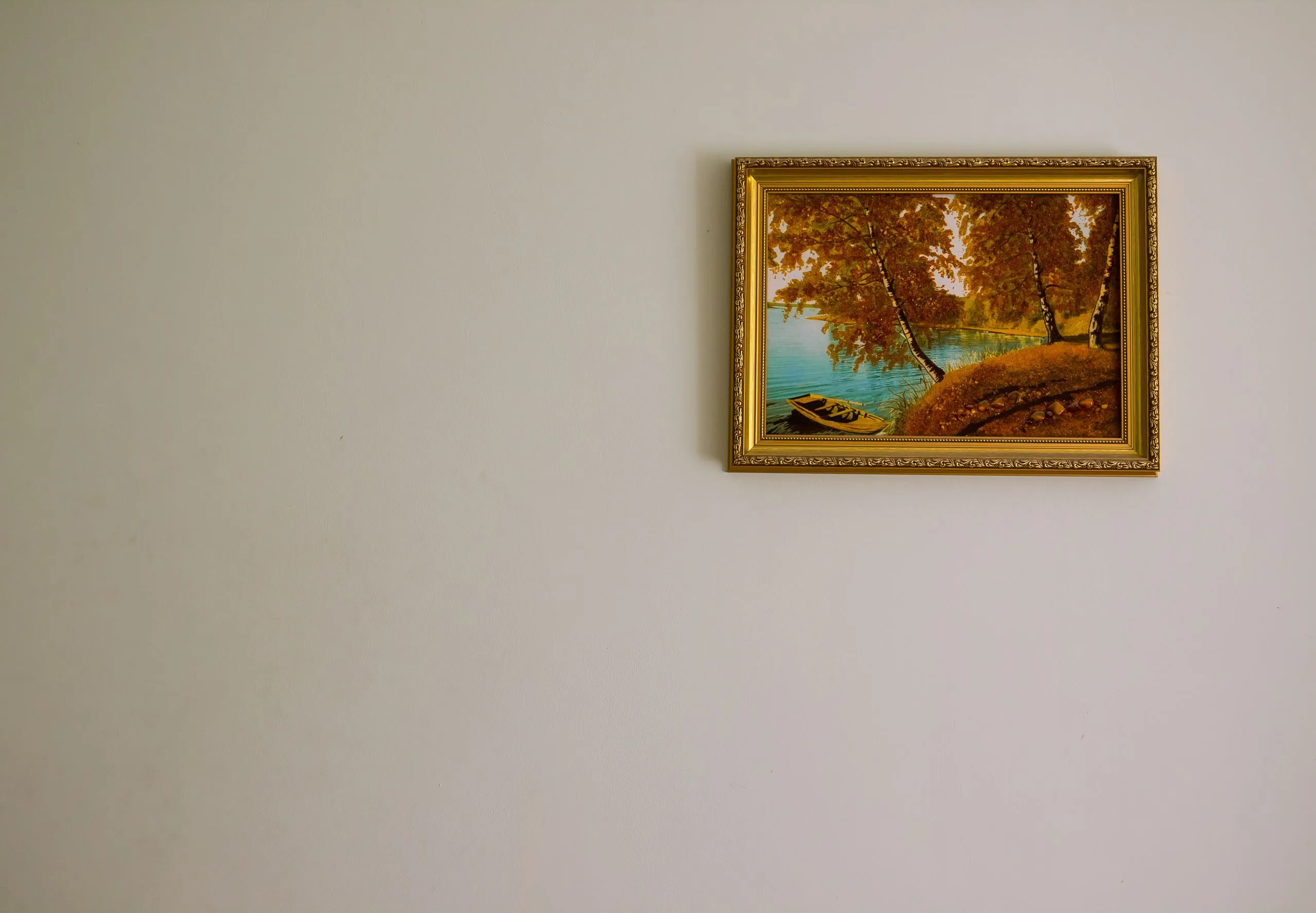 Tableau de paysage ancien dans un cadre doré accroché au mur