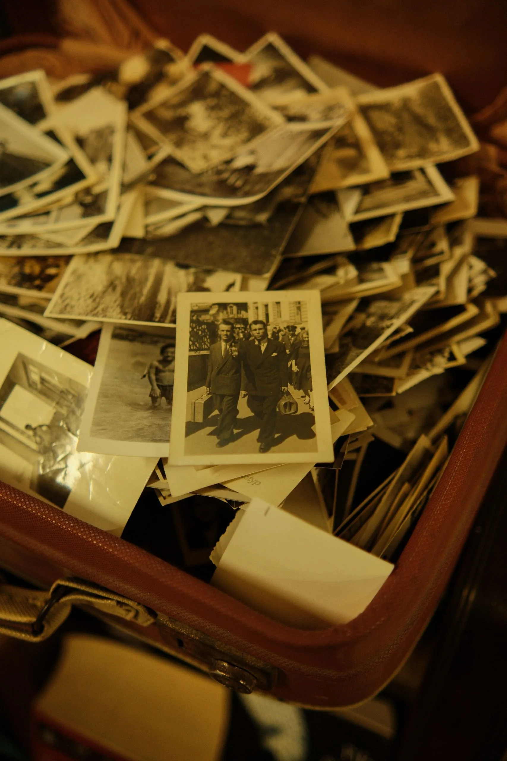 Valise ancienne remplie de photographies de famille en noir et blanc
