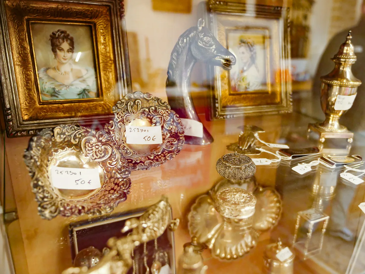 Vitrine d'argenterie et miniatures de collection